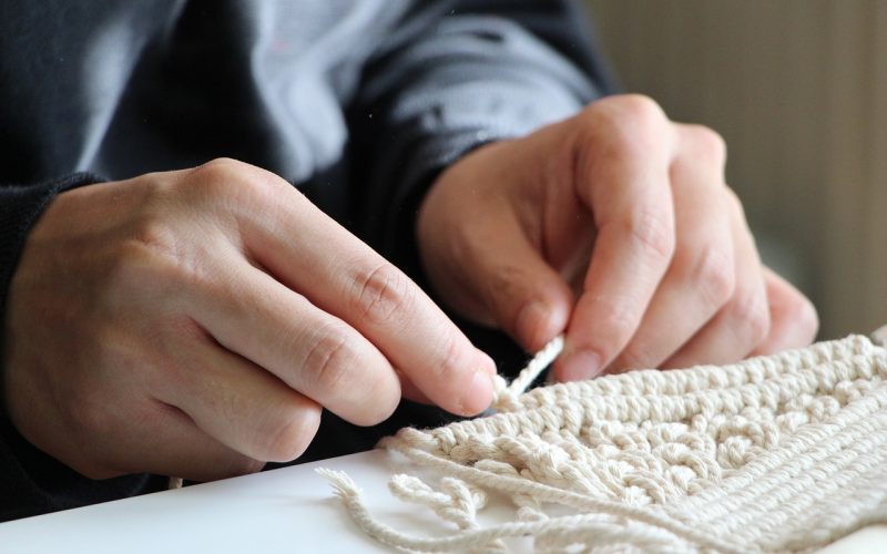 En nybörjarguide för att arbeta med ett Macrame-väggkonstprojekt