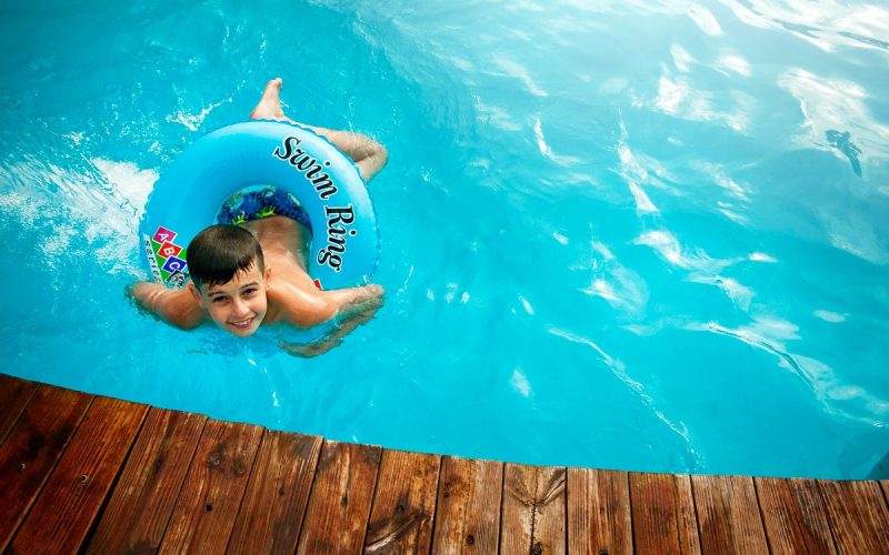 Unika Designidéer för att Bygga ett Däck Runt en Pool