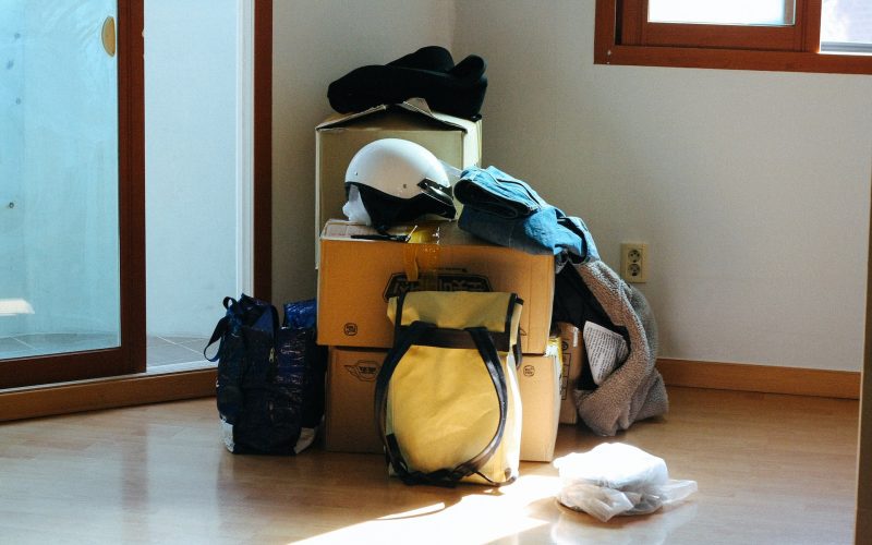 Så här planerar du för en smidig och problemfri flytt: tips om packning, märkning, sanering och anställning av flyttare